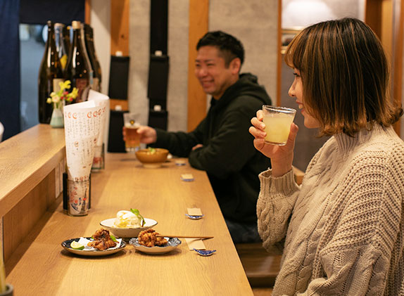 女性一人飲み